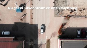 Flygfoto ovanför Kils Kommuncentrum, med en bil i mitten