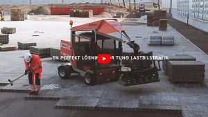 Maskinlägga marksten på logistikcentral i Helsingborg
