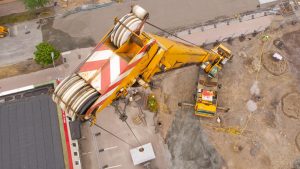 Kranbil lyfter terrakomp modul på plats under ett byggprojekt i Kils Kommun